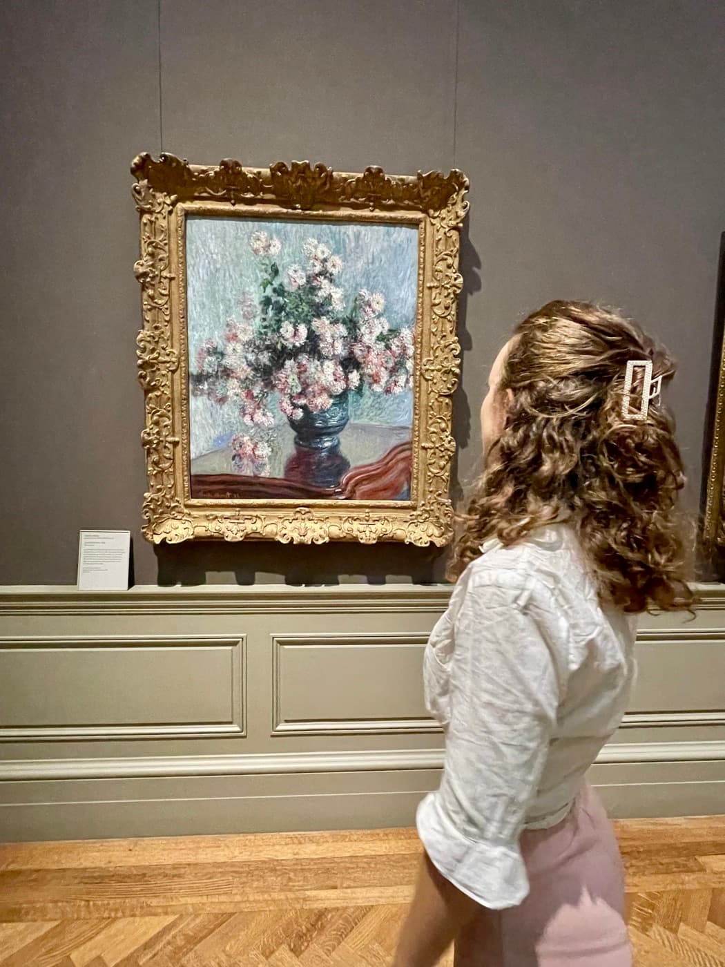 Annamaria looking at a painting in a museum gallery